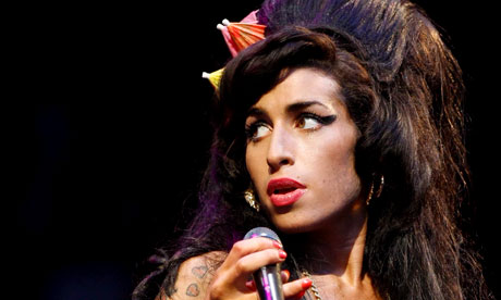 Amy-Winehouse-performing--007