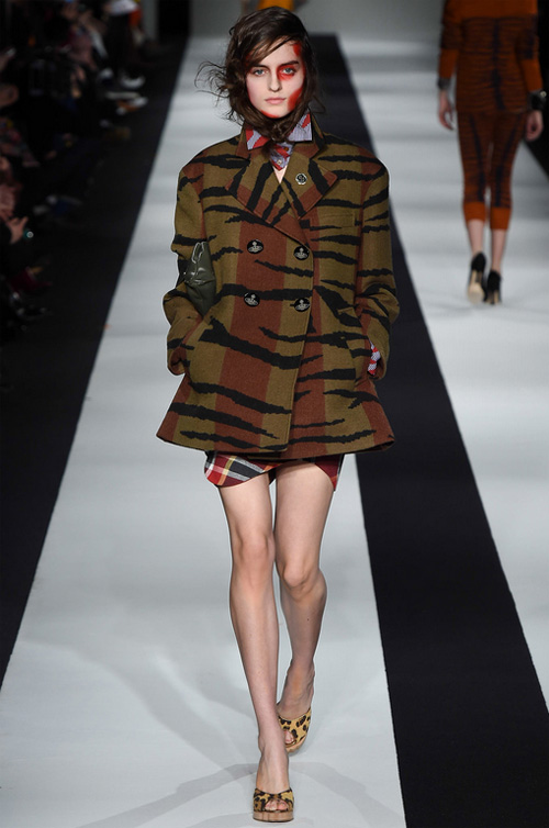 double-breasted-jacket-with-animal-print-2015-16-viviennewestwood