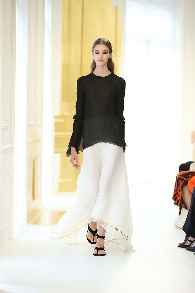 dior-haute-couture-fall-winter-2016-17_AW16-collection-dress-2-white-long-skirt-black-top