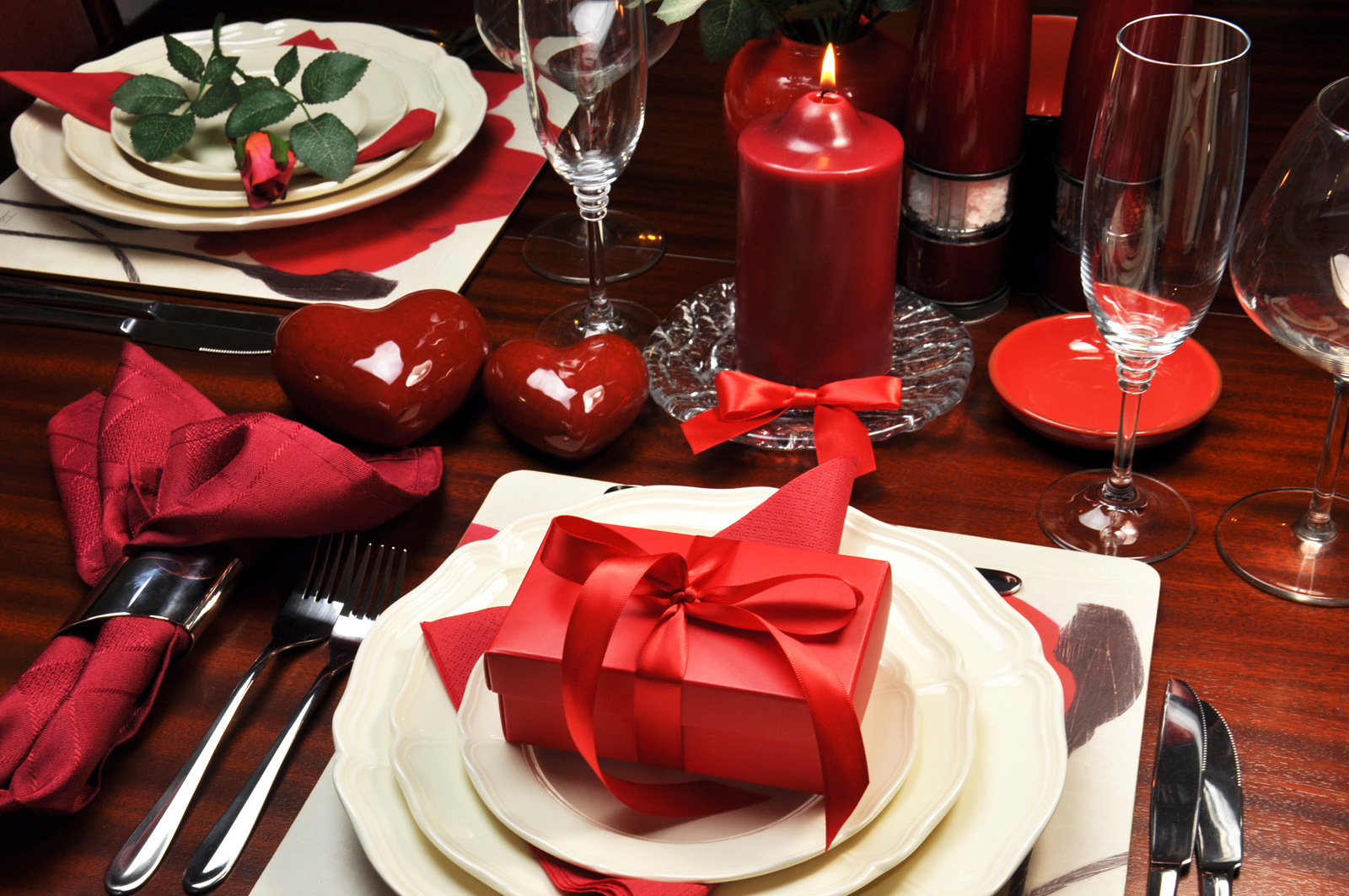 Red romantic Valentine dinner for two table setting. 