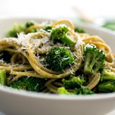 Spaghetti al pesto e broccoli