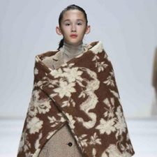 Da Alberta Ferretti a Jil Sander: le coperte del Marocco diventano cappotti